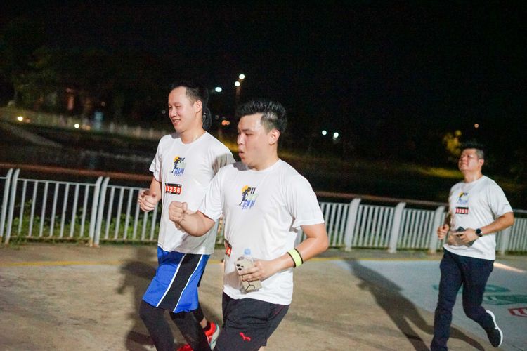 Race photo from PIK NITE RUN VIBES