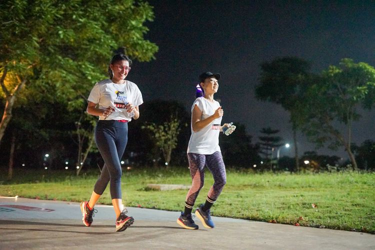 Race photo from PIK NITE RUN VIBES