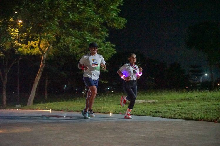 Race photo from PIK NITE RUN VIBES