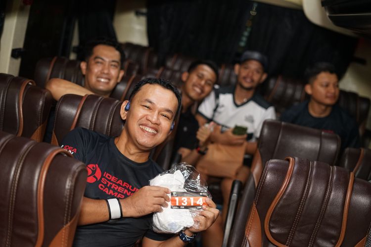 Race photo from PIK NITE RUN VIBES