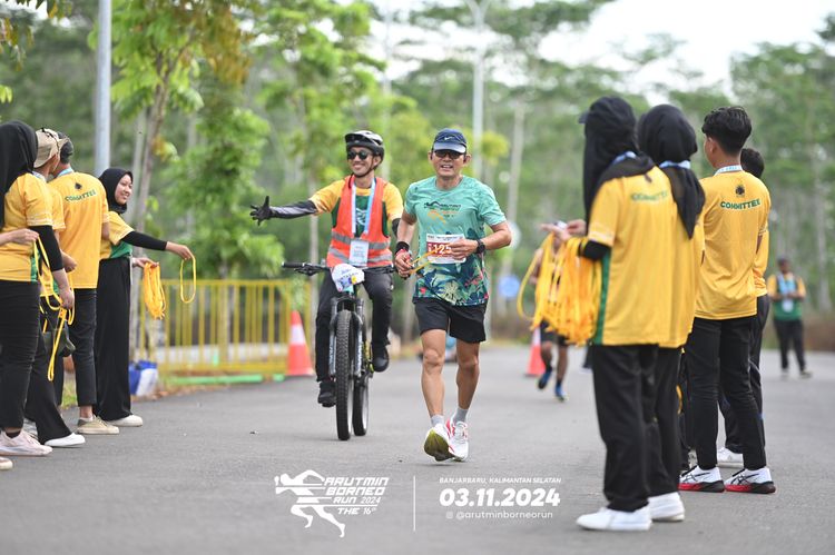 Race photo from Arutmin Borneo Run 2024