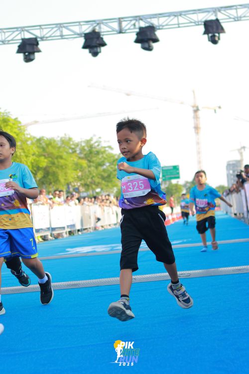 Race photo from PIK NITE RUN 2025
