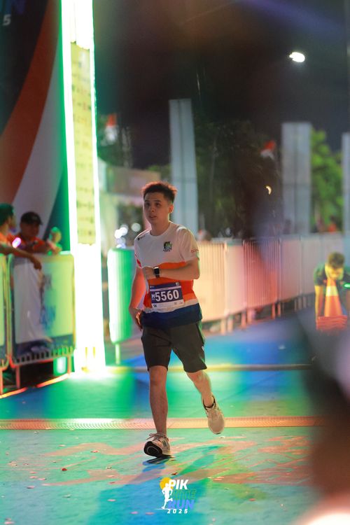 Race photo from PIK NITE RUN 2025