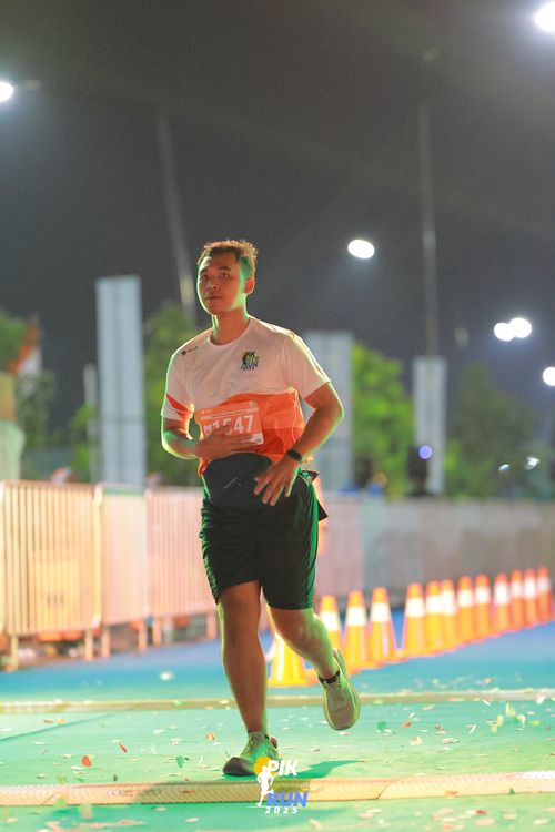 Race photo from PIK NITE RUN 2025