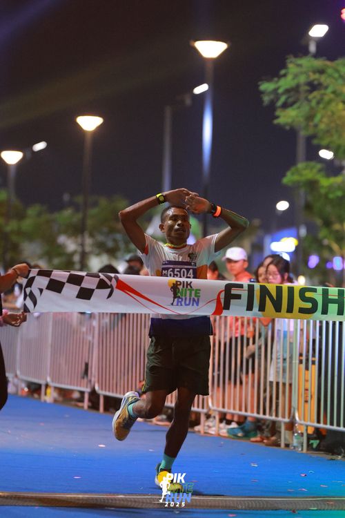 Race photo from PIK NITE RUN 2025