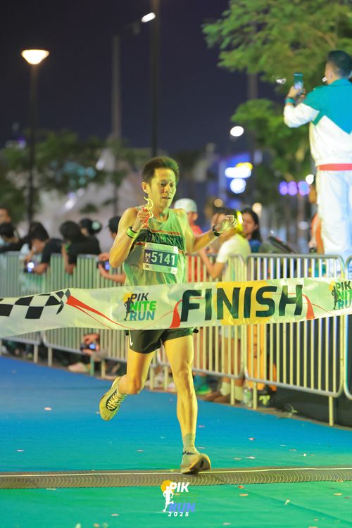 Race photo from PIK NITE RUN 2025