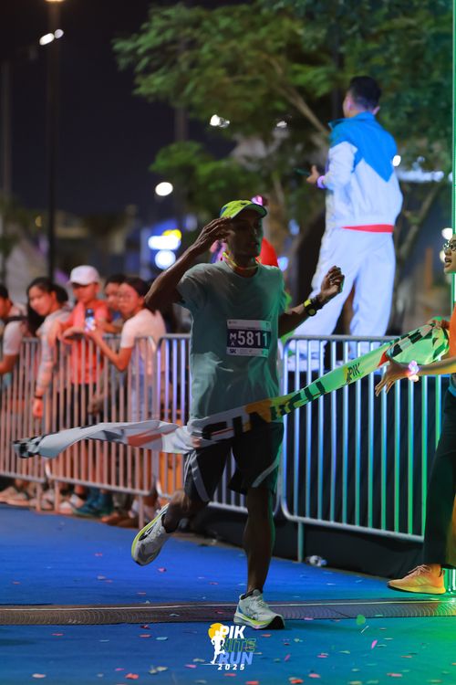 Race photo from PIK NITE RUN 2025