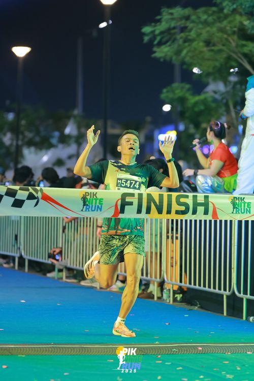 Race photo from PIK NITE RUN 2025