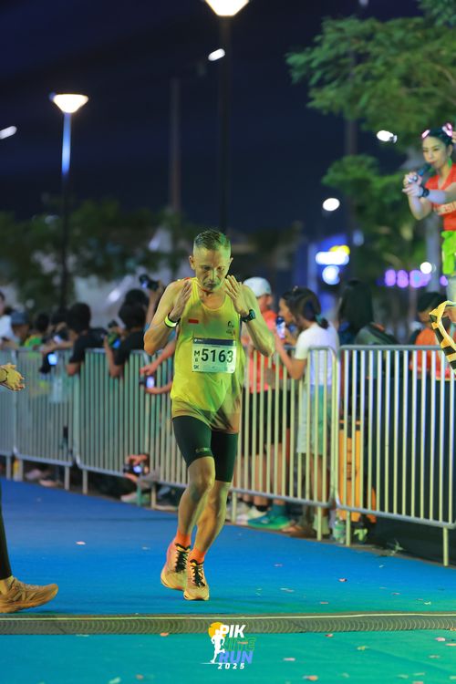 Race photo from PIK NITE RUN 2025
