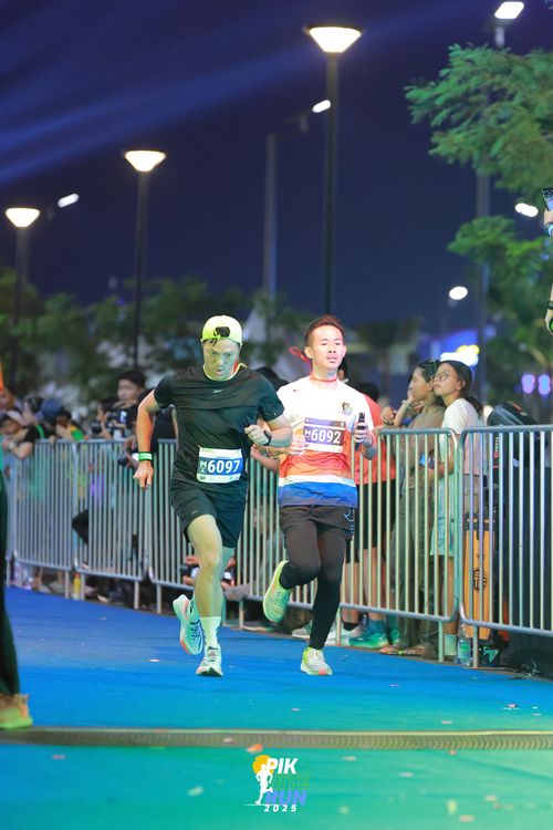 Race photo from PIK NITE RUN 2025