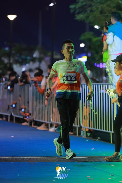 Race photo from PIK NITE RUN 2025