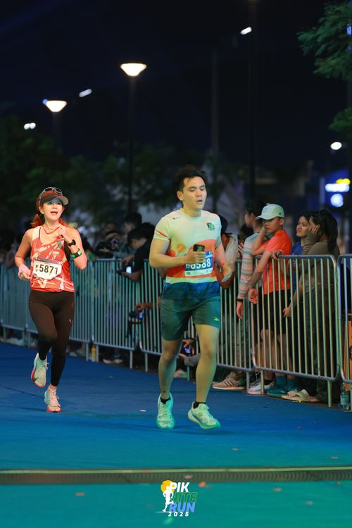 Race photo from PIK NITE RUN 2025