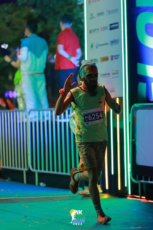 Race photo from PIK NITE RUN 2025