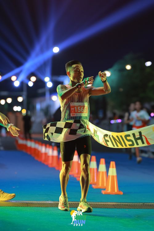 Race photo from PIK NITE RUN 2025