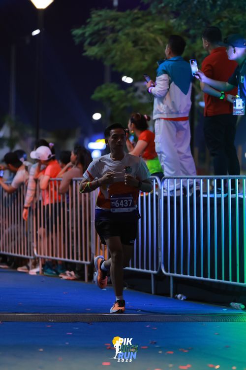 Race photo from PIK NITE RUN 2025