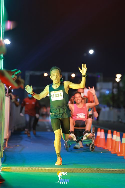 Race photo from PIK NITE RUN 2025