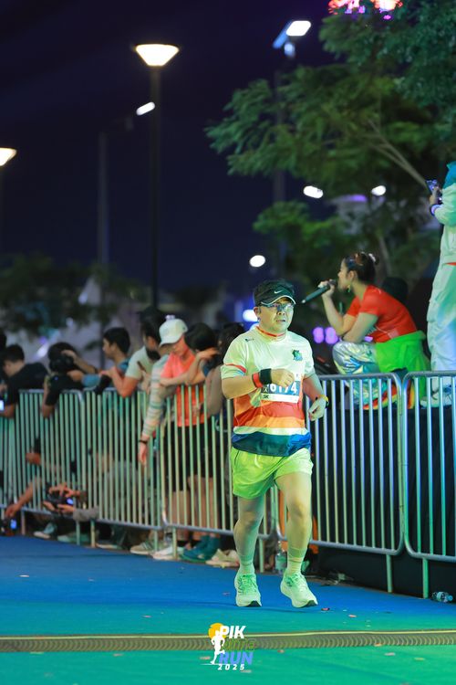 Race photo from PIK NITE RUN 2025