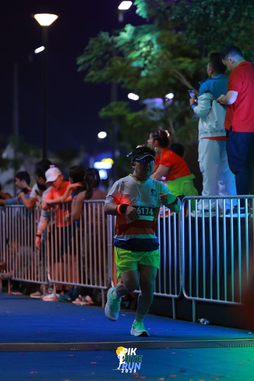 Race photo from PIK NITE RUN 2025