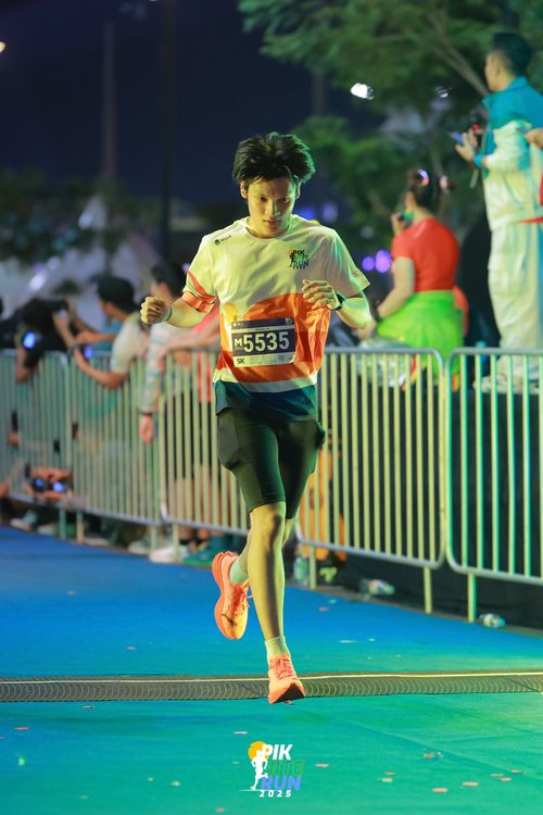 Race photo from PIK NITE RUN 2025