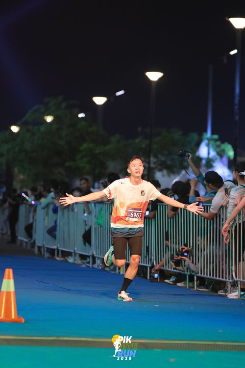 Race photo from PIK NITE RUN 2025