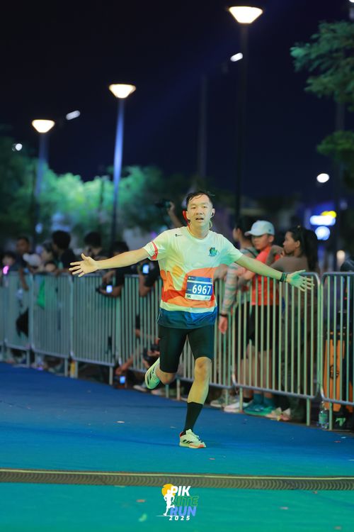 Race photo from PIK NITE RUN 2025