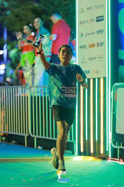 Race photo from PIK NITE RUN 2025