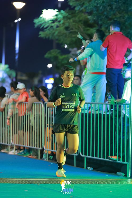 Race photo from PIK NITE RUN 2025
