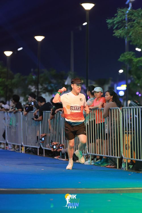 Race photo from PIK NITE RUN 2025
