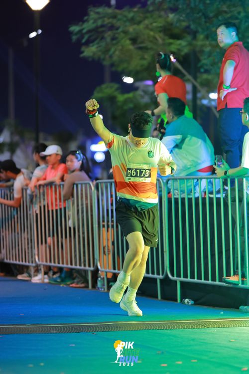 Race photo from PIK NITE RUN 2025