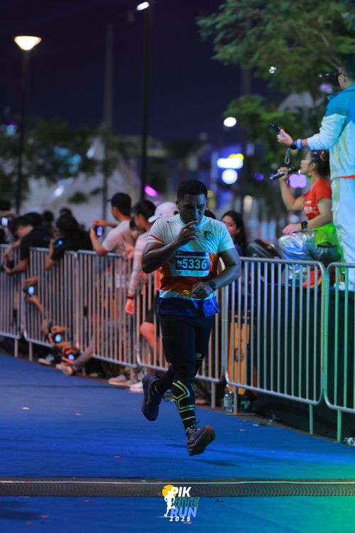 Race photo from PIK NITE RUN 2025