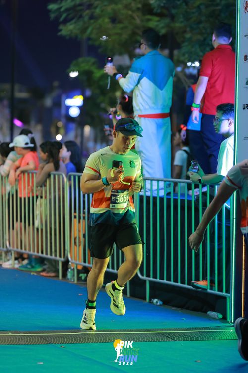 Race photo from PIK NITE RUN 2025