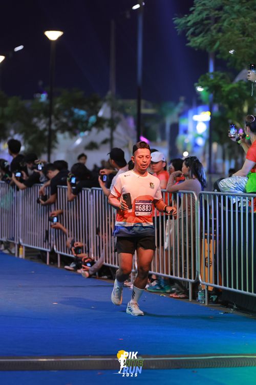 Race photo from PIK NITE RUN 2025
