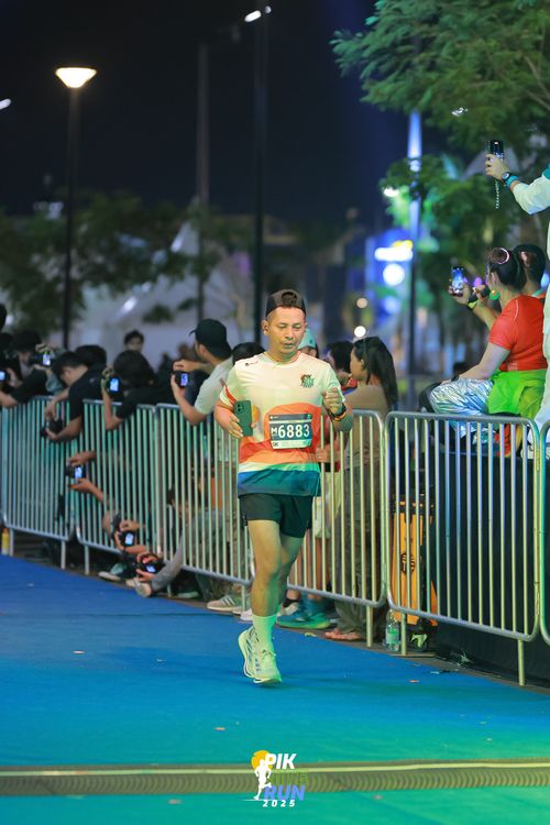 Race photo from PIK NITE RUN 2025
