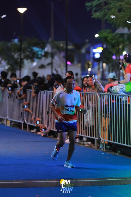 Race photo from PIK NITE RUN 2025
