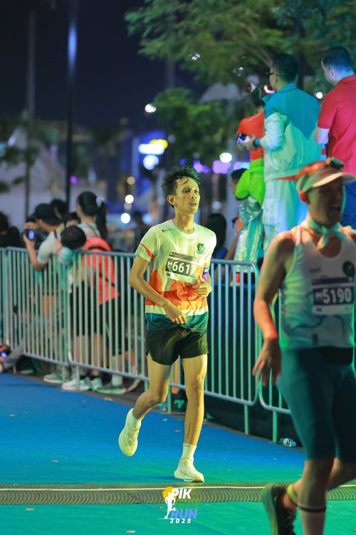 Race photo from PIK NITE RUN 2025