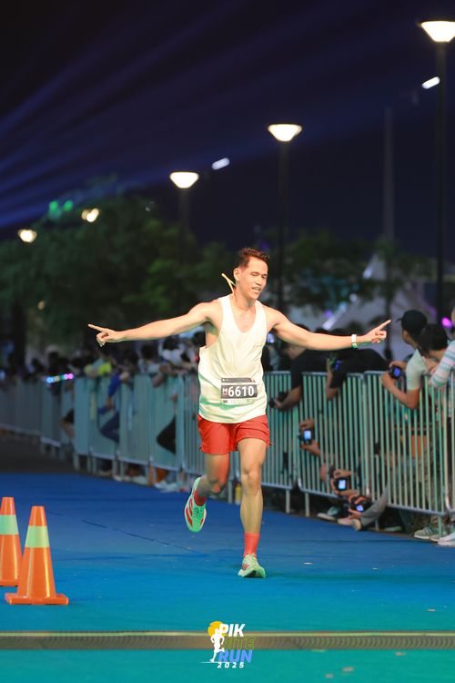 Race photo from PIK NITE RUN 2025