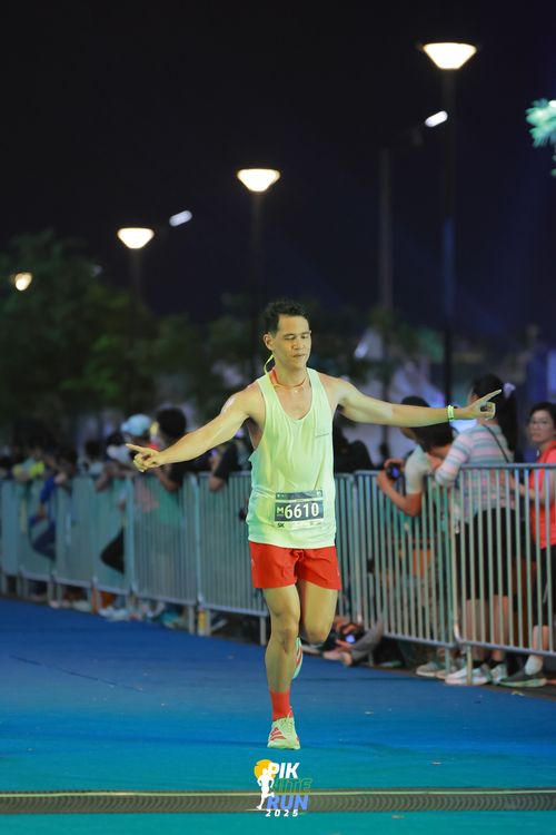 Race photo from PIK NITE RUN 2025