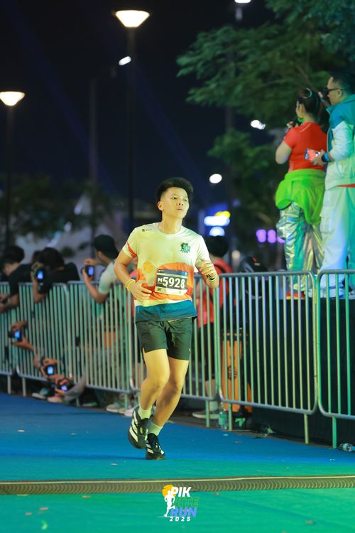 Race photo from PIK NITE RUN 2025