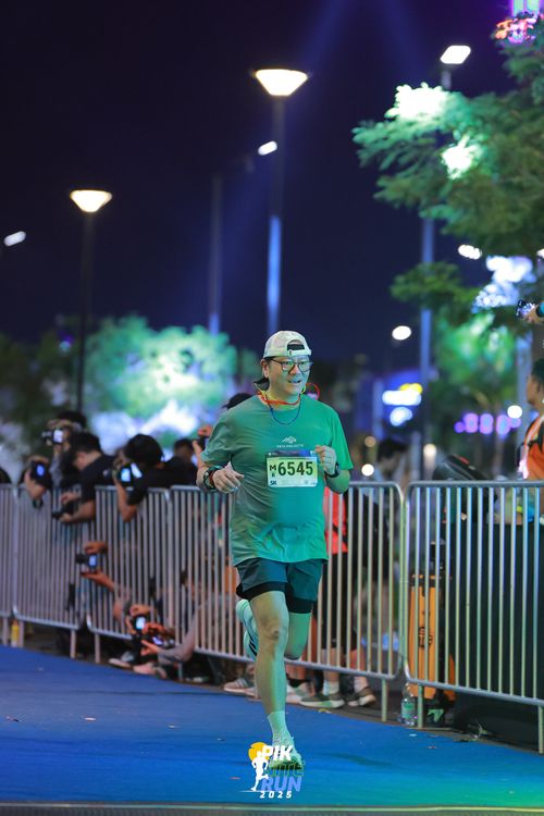 Race photo from PIK NITE RUN 2025