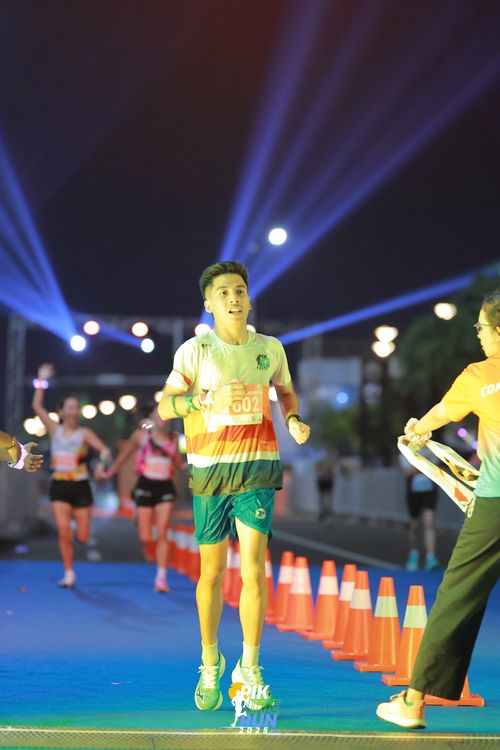 Race photo from PIK NITE RUN 2025
