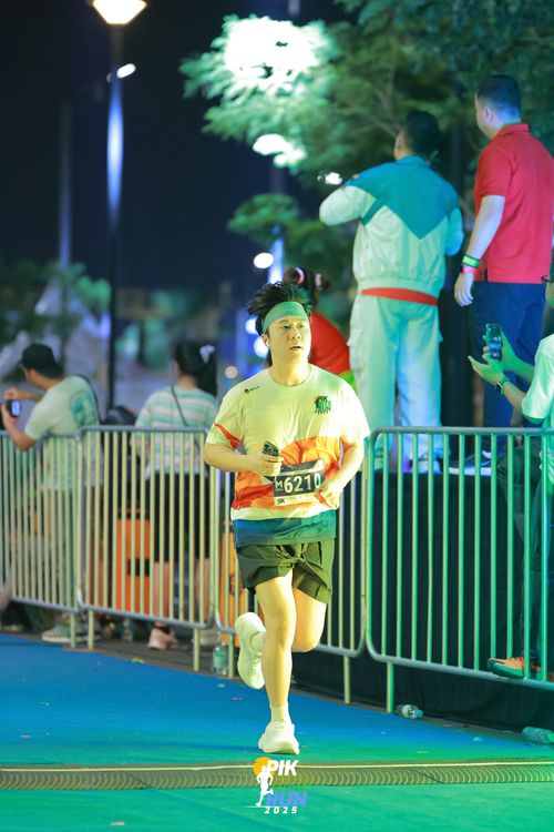 Race photo from PIK NITE RUN 2025
