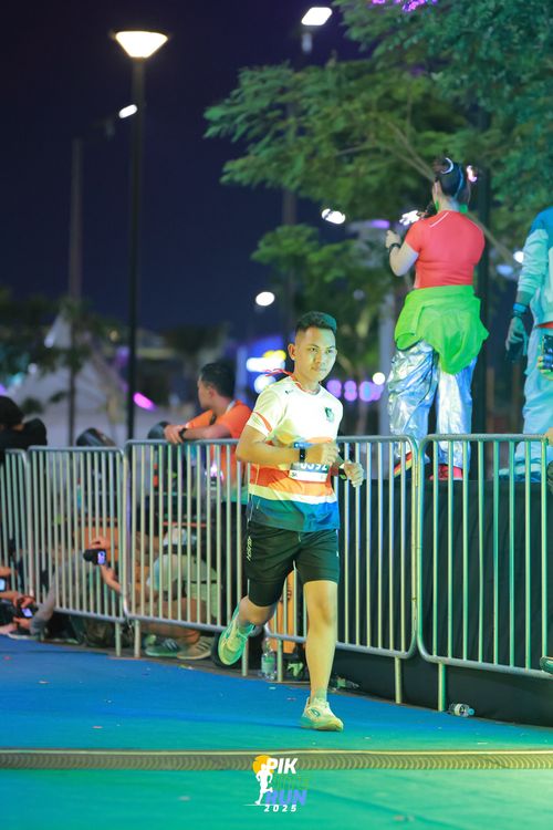 Race photo from PIK NITE RUN 2025
