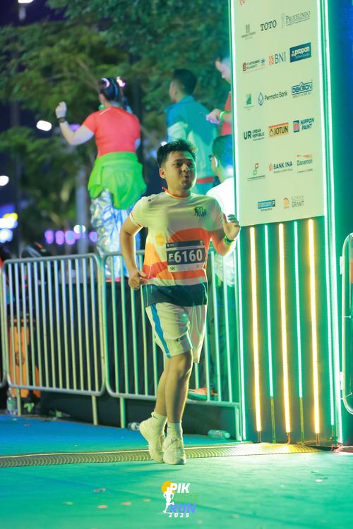 Race photo from PIK NITE RUN 2025