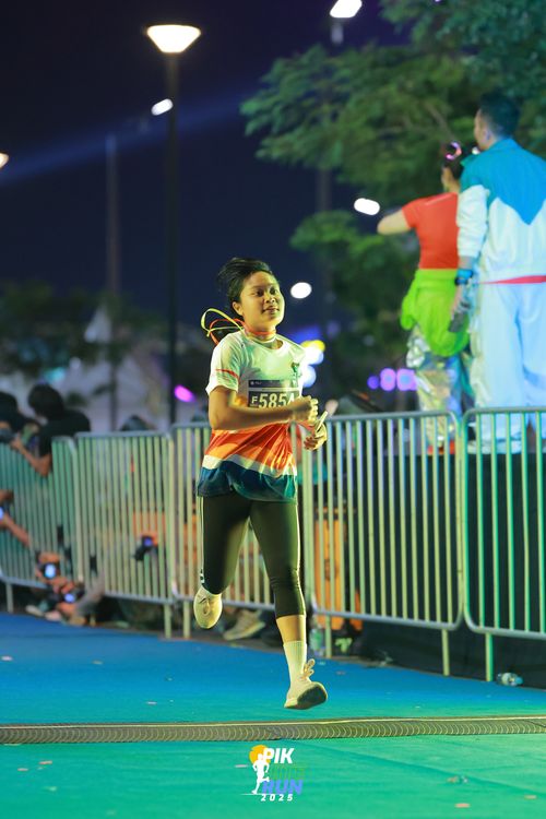 Race photo from PIK NITE RUN 2025