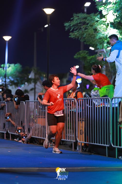 Race photo from PIK NITE RUN 2025
