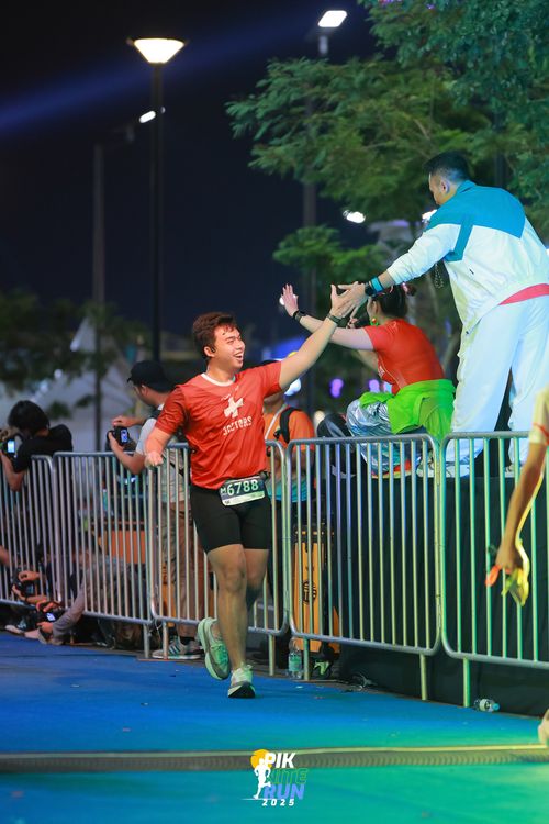 Race photo from PIK NITE RUN 2025