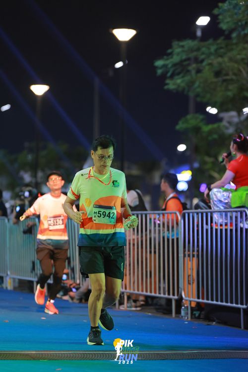 Race photo from PIK NITE RUN 2025