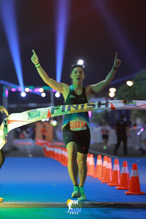 Race photo from PIK NITE RUN 2025