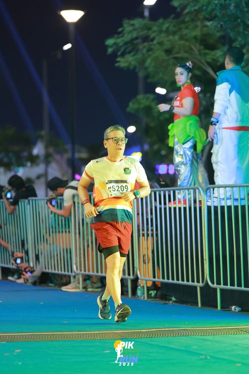 Race photo from PIK NITE RUN 2025