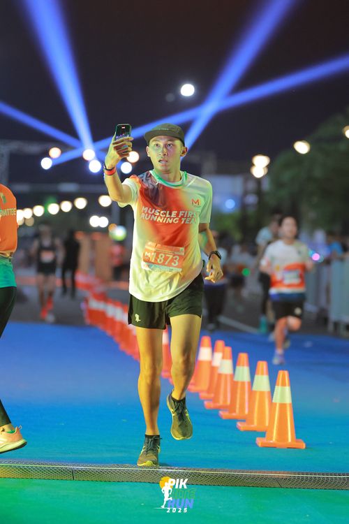 Race photo from PIK NITE RUN 2025
